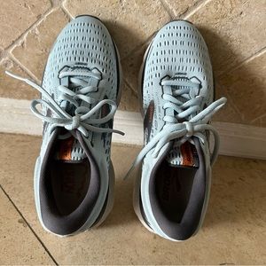Brooks Ghost 13 Please note: left shoe size 6, right shoe size 6.5. Brand new.